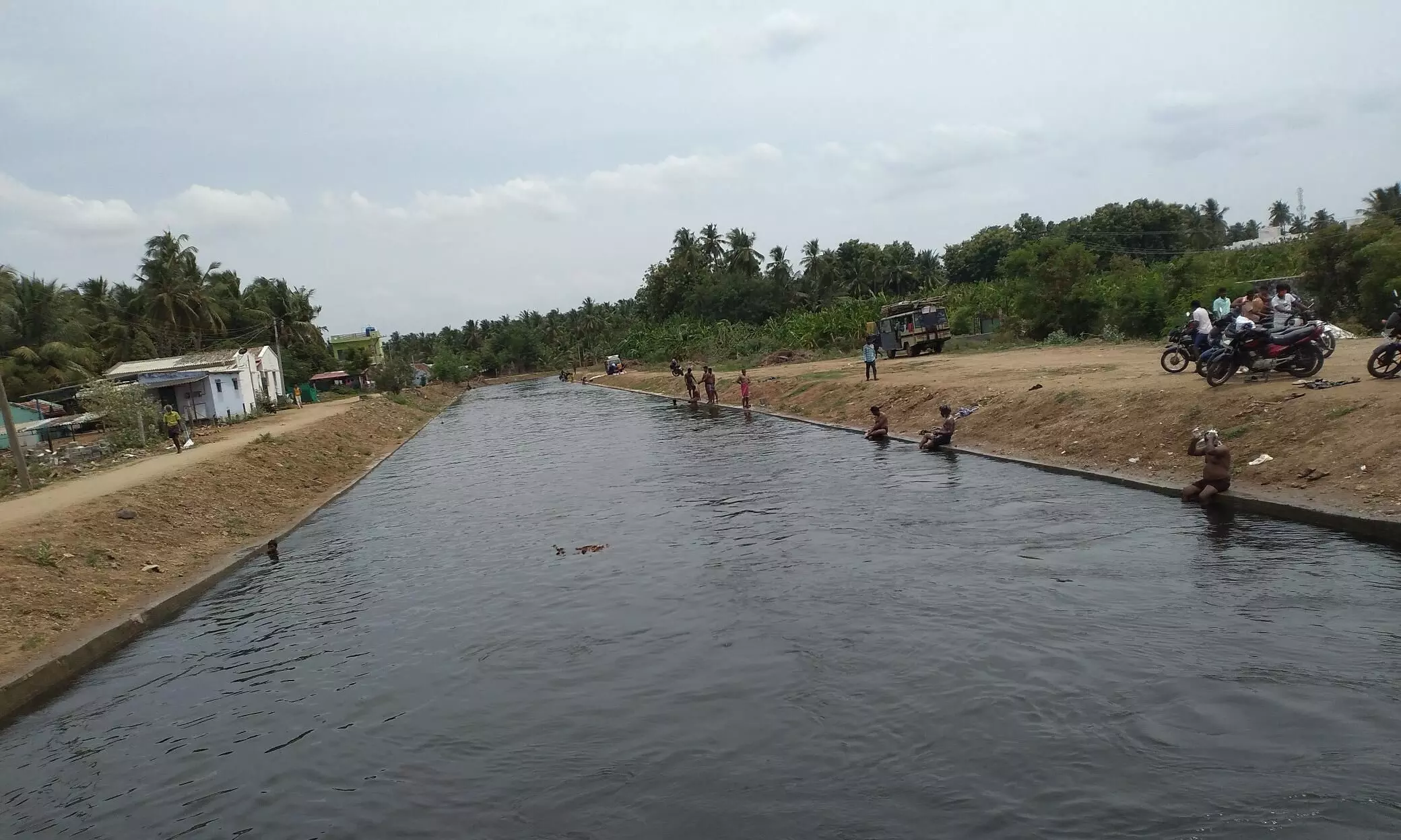 பவானி - காளிங்கராயன் வாய்க்காலில் உற்சாக குளியல் போட்ட பொதுமக்கள் பவானி - காளிங்கராயன் வாய்க்காலில் உற்சாக குளியல் போட்ட பொதுமக்கள்