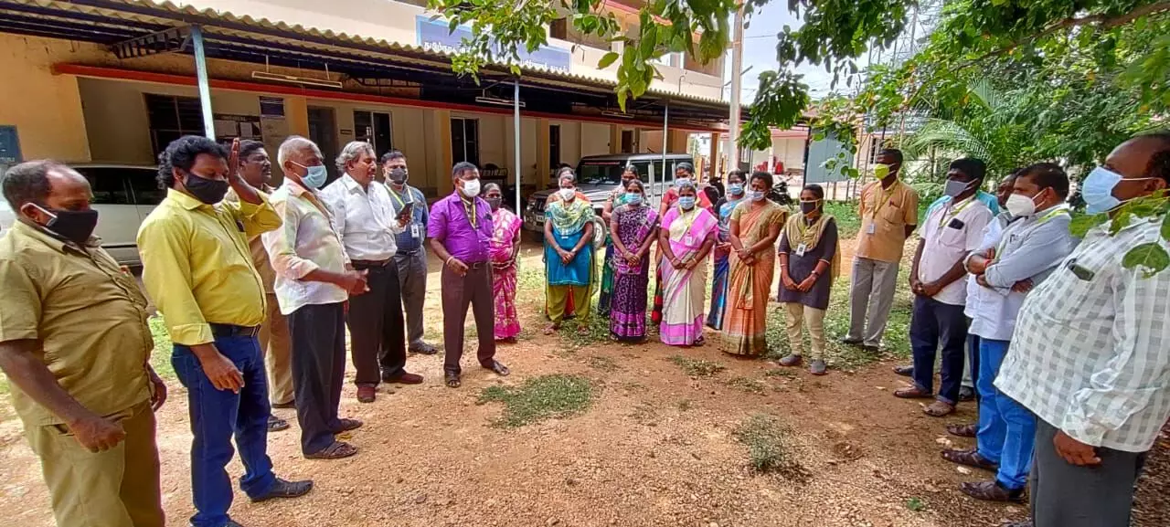 அகவிலைப்படியை உயர்த்த வேண்டி மின்வாரிய தொழிற்சங்கத்தினர் ஆர்ப்பாட்டம் அகவிலைப்படியை உயர்த்த வேண்டி மின்வாரிய தொழிற்சங்கத்தினர் ஆர்ப்பாட்டம்
