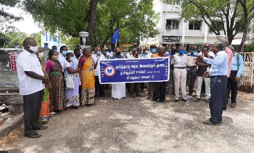 அனைத்துத்துறை அரசு ஊழியர்கள் விருதுநகர் கலெக்டர் அலுவலகத்தில் ஆர்ப்பாட்டம்