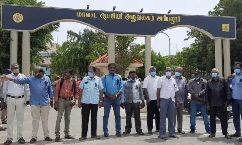அரியலூரில் கருப்பு பேட்ஜ் அணிந்து செய்தியாளர்கள் ஆர்ப்பாட்டம்