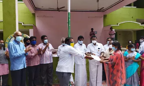 அரசு பள்ளியில் ஆங்கில பயிற்சி பெற்றவர்களுக்கு சான்றிதழ் வழங்கல்