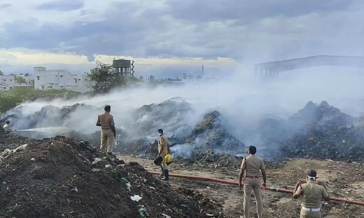 சங்கரன்கோவில் குப்பை கிடங்கில் தாெடரும் தீ விபத்தால் பாெதுமக்கள் அவதி சங்கரன்கோவில் குப்பை கிடங்கில் தாெடரும் தீ விபத்தால் பாெதுமக்கள் அவதி