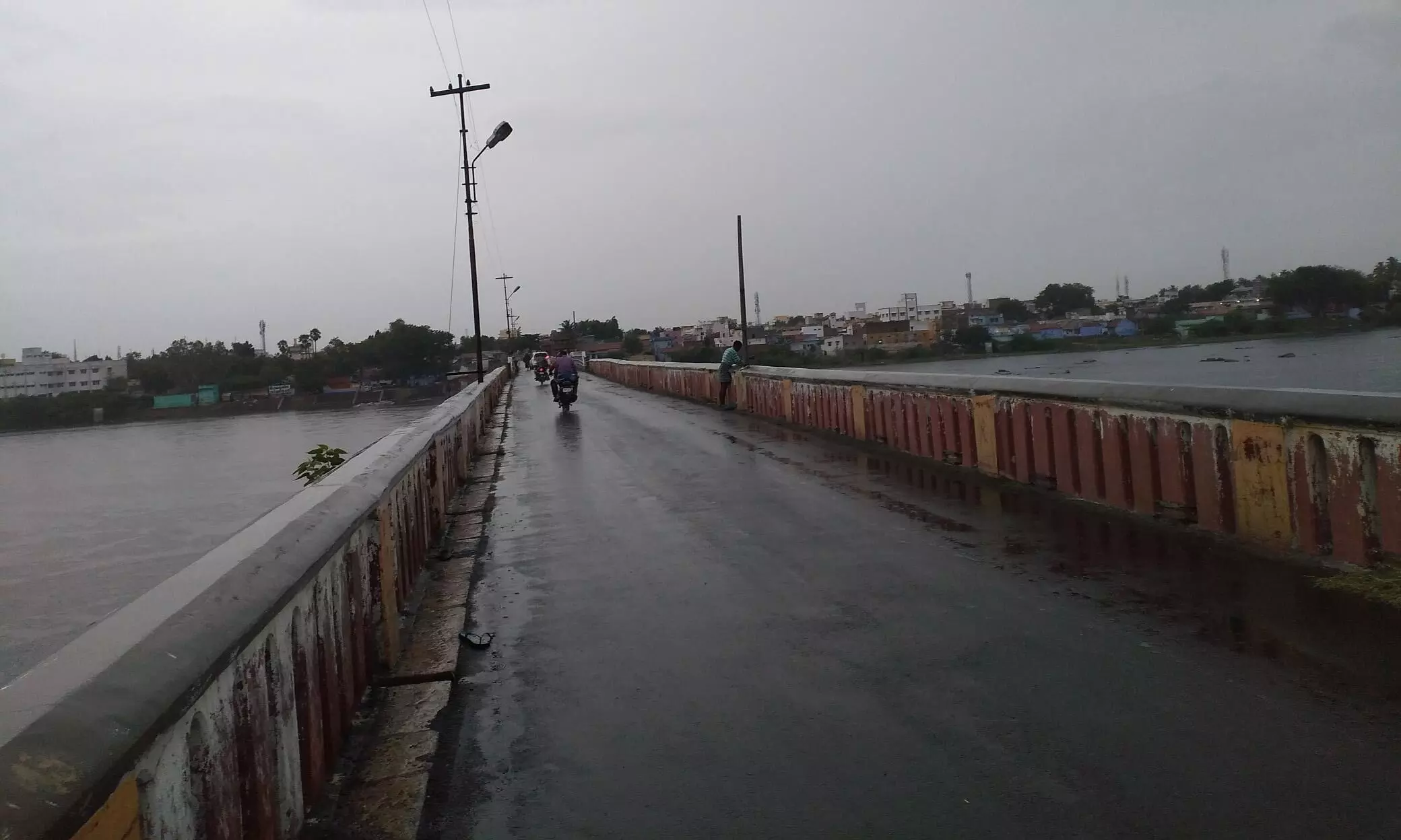 காவிரி பழைய பாலத்தில் மின் விளக்குகள் எரியச் செய்திட வேண்டும் காவிரி பழைய பாலத்தில் மின் விளக்குகள் எரியச் செய்திட வேண்டும்