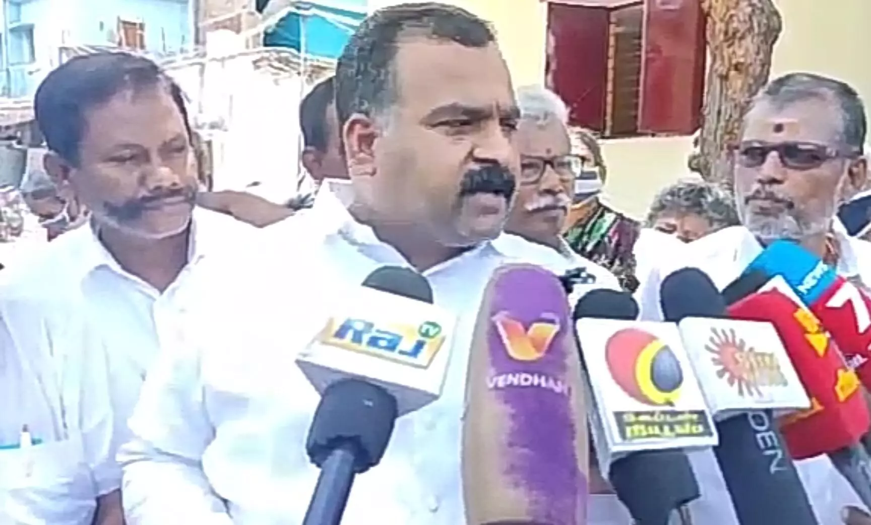 காங்கிரஸ் ஆட்சியில் 1 லிட்டருக்கு 9 ரூபாய் வரி: பாஜக செய்ய முடியுமா ? காங்கிரஸ் ஆட்சியில் 1 லிட்டருக்கு 9 ரூபாய் வரி: பாஜக செய்ய முடியுமா ?
