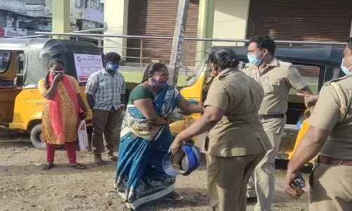 மாவட்ட ஆட்சியர் அலுவலகம் முன்பு குழந்தைகளுடன் தீ குளிக்க முயன்ற பெண்