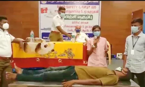 வாகன ஓட்டிகளுக்கு விபத்தை தவிர்க்க விழிப்புணர்வு  செயல் விளக்கம்