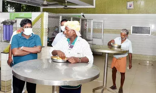அம்மா உணவகம், சாக்கடை கால்வாய் தூர்வாரும் பணியை ஆய்வு செய்த ஆணையாளர்