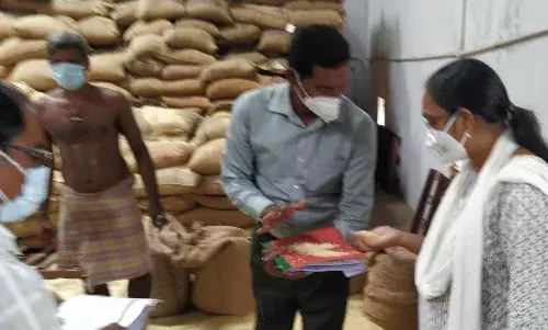 நியாயவிலை கடைகளில் அரிசி தரம் இல்லை :  நெல் அரவை நிலையத்தில் ஆட்சியர் ஆய்வு