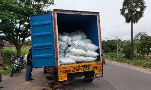 வாணியம்பாடி அருகே ஆந்திராவுக்கு கடத்த முயன்ற 2.5 டன் ரேஷன் அரிசி பறிமுதல்