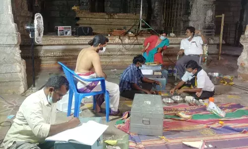 சோளிங்கர் பக்தோசித பெருமாள் கோவிலில் உண்டியல் எண்ணும் பணி நடைபெற்றது
