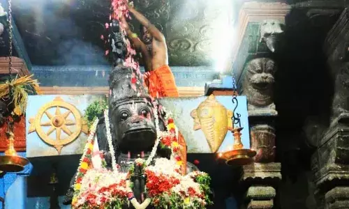 பல வகை மலர்கள் குவிய 18 அடி உயர ஆஞ்சநேயருக்கு புஷ்பாபிஷேகம்