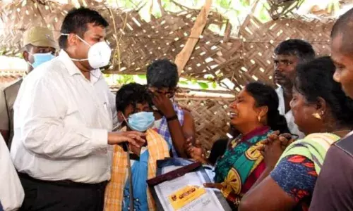 மயானப் பாதை போராட்டத்தில் உயிரிழந்தவர் குடும்பத்துக்கு ஆட்சியர் நிதியுதவி