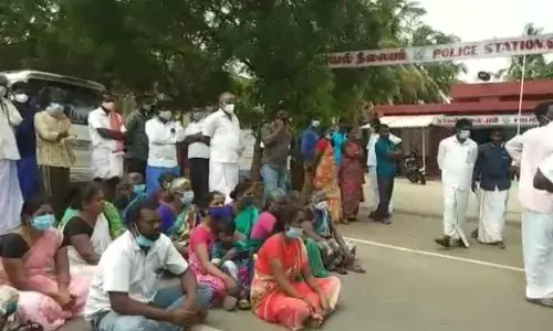 ஏரியூர் அருகே கணவர் சாவில் மர்மம்;  போலீசாரை கண்டித்து மனவைி சாலை மறியல் ஏரியூர் அருகே கணவர் சாவில் மர்மம்;  போலீசாரை கண்டித்து மனவைி சாலை மறியல்
