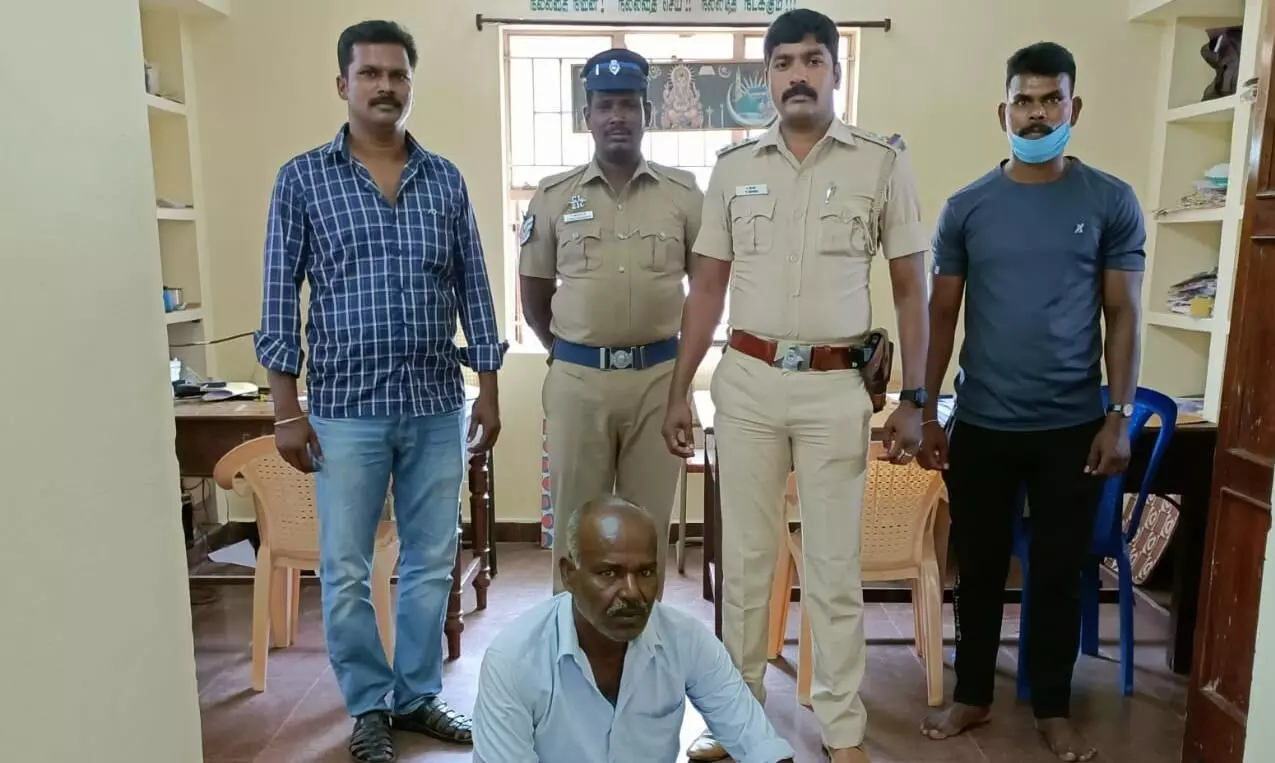 பண்ருட்டி அருகே சாராயம் கடத்திய முதியவர் கைது பண்ருட்டி அருகே சாராயம் கடத்திய முதியவர் கைது