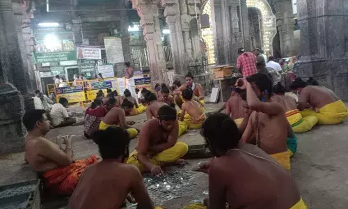 திருப்பரங்குன்றம் முருகன் கோயிலில் உண்டியல் எண்ணும் பணி நடைபெற்றது