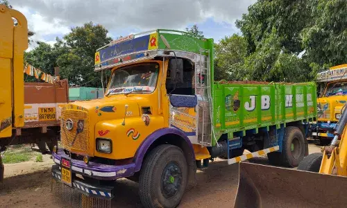 தடையை மீறி செங்கல் சூளைகளில் லோடு ஏற்றி வந்த இரு லாரிகள் பறிமுதல்