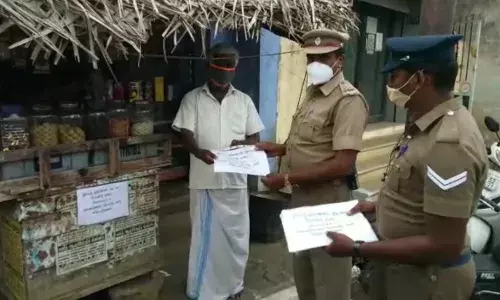 புகையிலை பொருட்களை விற்க தடை: துண்டு பிரசுரங்கள் வினியோகித்த போலீசார்