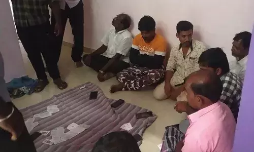 வாணியம்பாடியில் சூதாட்டத்தில் ஈடுபட்ட 8 பேர் கைது செய்யப்பட்டனர்