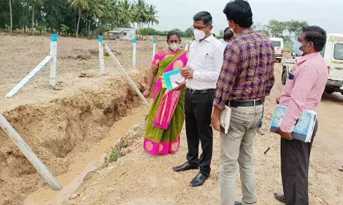 ரிஷிவந்தியத்தில் சாலை அமைக்கும் பணிகளை மாவட்ட ஆட்சியர் ஆய்வு செய்தார்