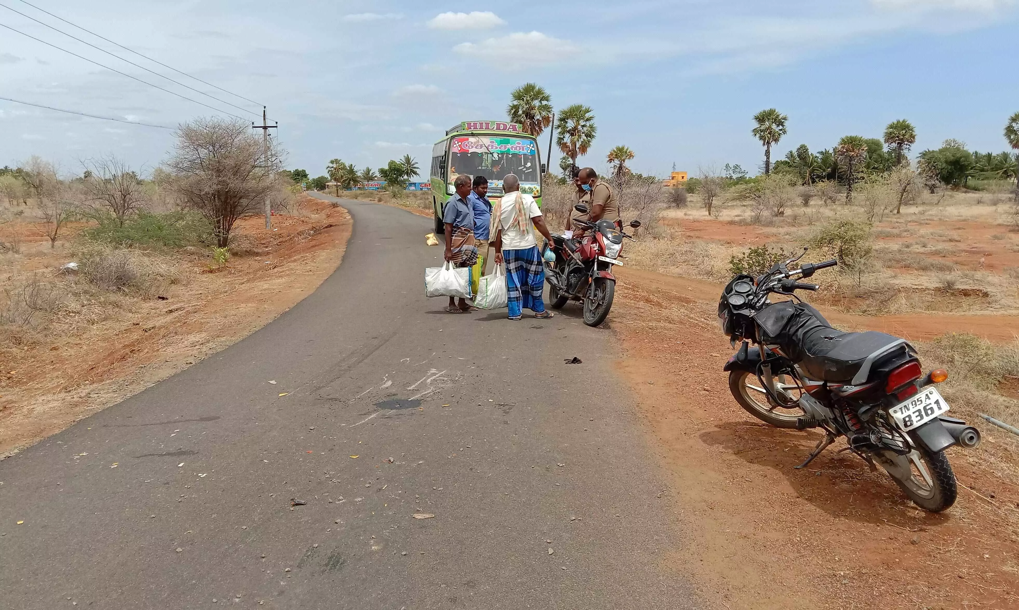 சங்கரன்கோவிலில் மினி பஸ் - பைக் நேருக்கு நேர் மோதல்: 2 வயது சிறுமி படுகாயம் சங்கரன்கோவிலில் மினி பஸ் - பைக் நேருக்கு நேர் மோதல்: 2 வயது சிறுமி படுகாயம்