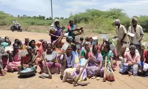 100 நாள் பணி புறக்கணிப்பு: பொதுமக்கள் காத்திருப்பு போராட்டம்