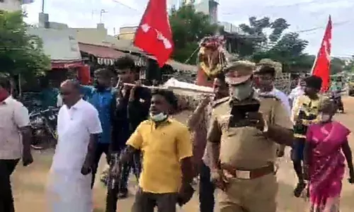 திருப்பூரில் கேஸ் விலை உயர்வை கண்டித்து  சிலிண்டருக்கு பாடை கட்டி ஆர்ப்பாட்டம்