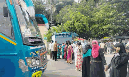 குடிநீர் வழங்கக்கோரி பெண்கள் சாலையின் குறுக்கே மனித சங்கிலி போராட்டம்