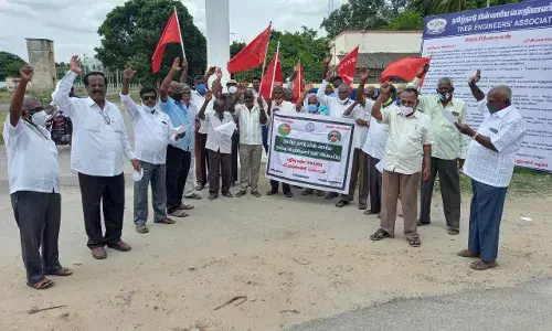 மின்வாரிய ஓய்வுபெற்றோர் நலஅமைப்பினர் ஆர்ப்பாட்டம்