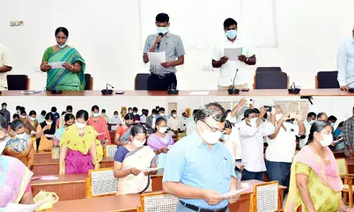 கள்ளக்குறிச்சியில் அரசு அலுவலர்கள் மத நல்லிணக்க உறுதிமொழியினை ஏற்றுக்கொண்டனர்