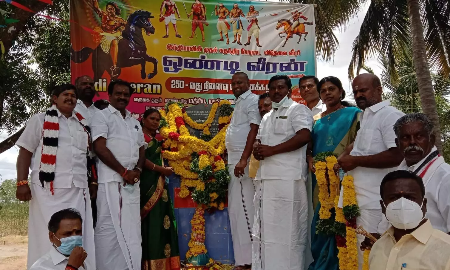ஒண்டிவீரன் நினைவு தினம்: அதிமுக முன்னாள் அமைச்சர், எம்எல்ஏ மரியாதை ஒண்டிவீரன் நினைவு தினம்: அதிமுக முன்னாள் அமைச்சர், எம்எல்ஏ மரியாதை