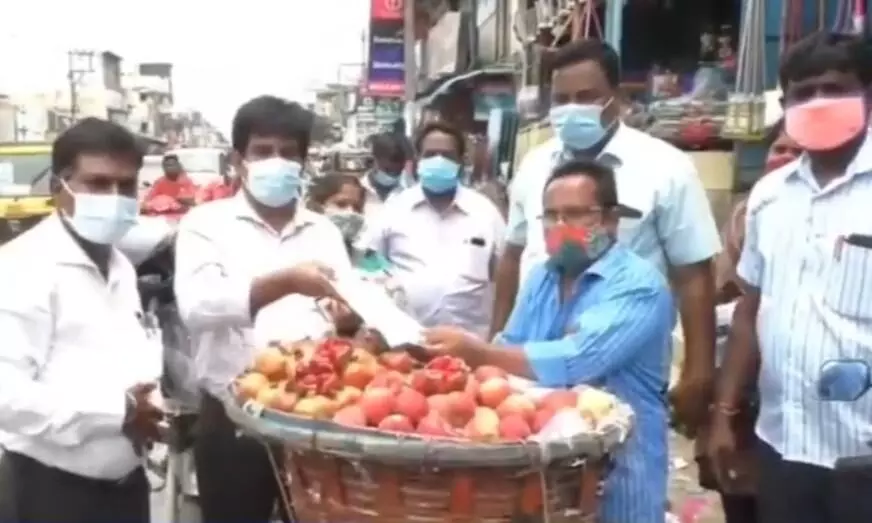 திருநின்றவூரில் பிளாஸ்டிக் பைகளை விற்பனை செய்த கடைகளுக்கு அபராதம் திருநின்றவூரில் பிளாஸ்டிக் பைகளை விற்பனை செய்த கடைகளுக்கு அபராதம்