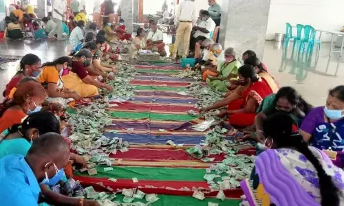 சமயபுரம் மாரியம்மன் கோவிலில் உண்டியல் எண்ணும் பணி நடைபெற்றது