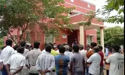 மதுராந்தகம் அருகே கோவில் நகைகளை மீட்கக்கோரி காவல்நிலையம் முற்றுகை