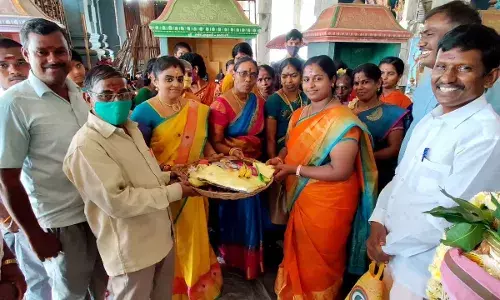வடலூரில் வரலட்சுமி விரதத்தையொட்டி கூட்டு பூஜையில் ஈடுபட்ட பெண்கள்