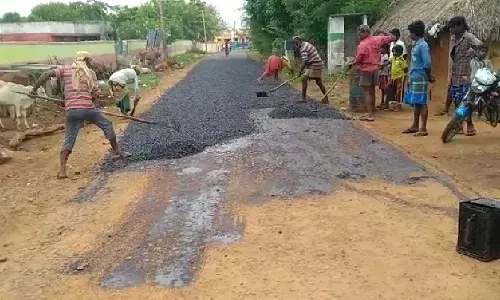 பகுஜன் சமாஜ் கட்சியின் முயற்சியால் கிராமத்தில் தார் சாலை அமைக்கப்படுகிறது