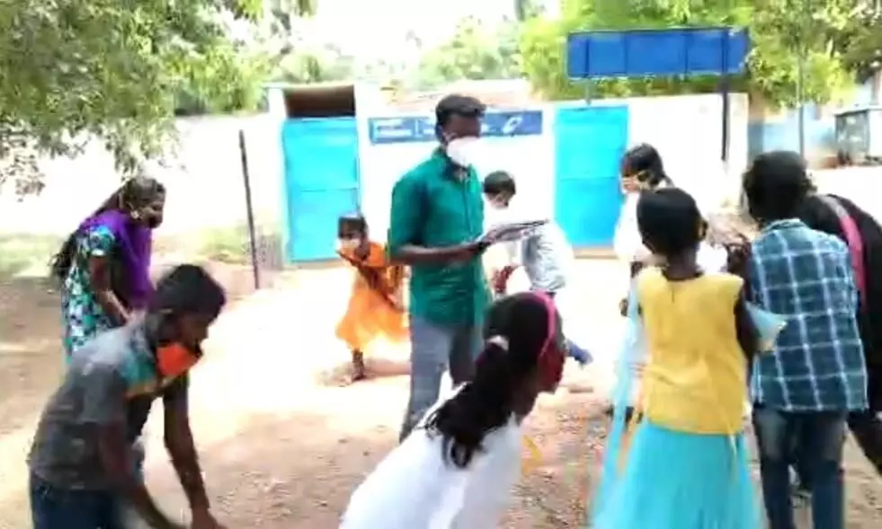 பள்ளி மாணவர்கள் மூலம் கொரோனா விழிப்புணர்வு; அசத்தும் சமூக ஆர்வலர் பள்ளி மாணவர்கள் மூலம் கொரோனா விழிப்புணர்வு; அசத்தும் சமூக ஆர்வலர்