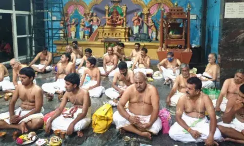 சேலத்தில் ஆவணி அவிட்டம் நிகழ்ச்சியில் ஏராளமானோர் பூணூல் மாற்றிக் கொண்டனர்