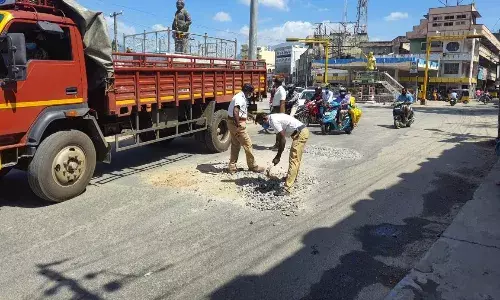 சீரற்ற சாலையை சீரமைத்த போக்குவரத்து போலீசார்; பொதுமக்கள் பாராட்டு
