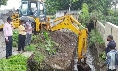 வாய்க்காலில் அடைப்புகள் அகற்றப்படுவதை ஆய்வு செய்த  மாவட்ட ஆட்சியர்