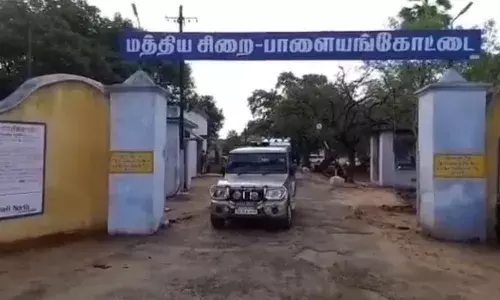 நெல்லை சாலையில் ஆயுதங்களுடன் நடனம்;   போலீசாரிடம் சிக்கிய கார் டிரைவர்