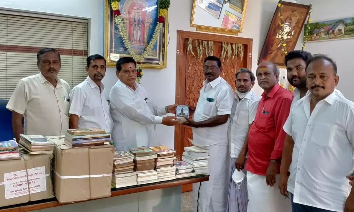 குமாரபாளையத்தில் நூலகத்திற்கு புத்தகங்கள் வழங்கிய பொதுநல அமைப்பினர் குமாரபாளையத்தில் நூலகத்திற்கு புத்தகங்கள் வழங்கிய பொதுநல அமைப்பினர்