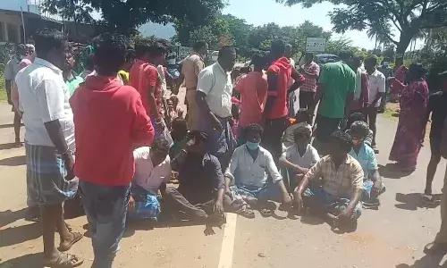 சுடுகாட்டுக்கு வழி கேட்டு பொதுமக்கள் திடீர் சாலை மறியல்; போக்குவரத்து பாதிப்பு சுடுகாட்டுக்கு வழி கேட்டு பொதுமக்கள் திடீர் சாலை மறியல்; போக்குவரத்து பாதிப்பு