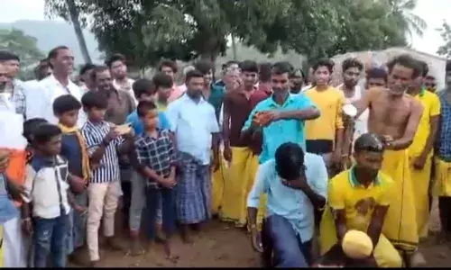 அரூர் அருகே தலையில் தேங்காய்  உடைத்து பக்தர்கள்  நேர்த்திக்கடன்