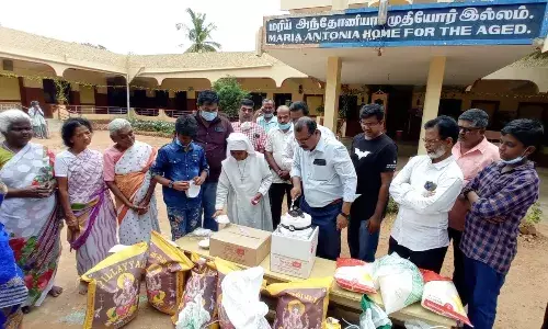 உலகப் புகைப்பட தின விழா; முதியோர் இல்லத்தில் கேக் வெட்டிக்  கொண்டாட்டம்