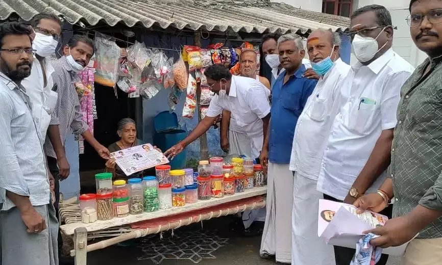 குமாரபாளையத்தில் 100 நாள் சாதனை துண்டு பிரசுரம்; திமுக விநியோகம் குமாரபாளையத்தில் 100 நாள் சாதனை துண்டு பிரசுரம்; திமுக விநியோகம்