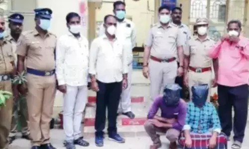 தனியாக சென்ற பெண்களிடம் தொடர் வழிப்பறியில் ஈடுபட்ட இருவர் கைது தனியாக சென்ற பெண்களிடம் தொடர் வழிப்பறியில் ஈடுபட்ட இருவர் கைது