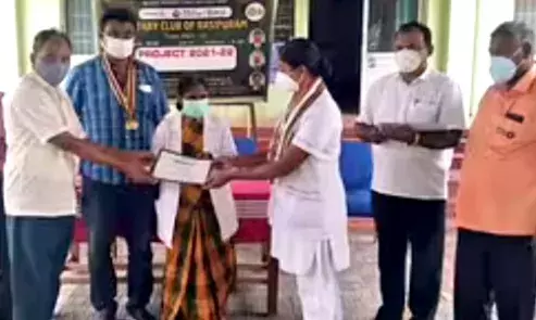 இராசிபுரத்தில் கொரோனா காலத்தில் சிறப்பான பணி: நர்சுகளுக்கு பாராட்டு