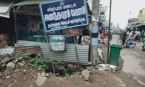மின் கம்பத்தை நடுங்க; அல்லது பள்ளத்தையாவது மூடுங்க