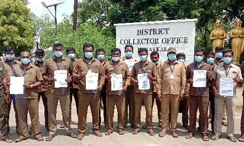 பஸ் டிரைவர், கண்டக்டர்களுக்கு தனி நல வாரியம் கோரி,  கலெக்டரிடம் மனு