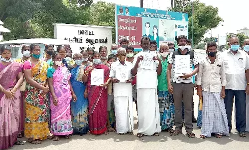 ஆக்கிரமிப்பாளர்களிடம் இருந்து நடை  பாதையை மீட்டுத்தரக் கோரி கலெக்டரிடம் மனு